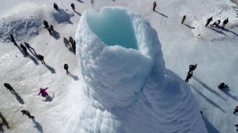 Núi lửa băng độc đáo ở Kazakhstan thu hút khách du lịch