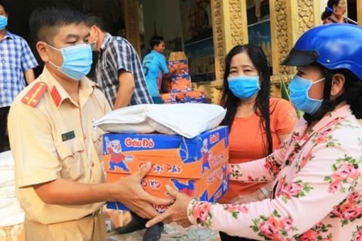 Lực lượng Cảnh sát Giao thông Công an tỉnh An Giang tặng quà Tết các gia đình chính sách, khó khăn và tuyên truyền phòng, chống dịch Covid-19