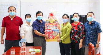 Bí thư Huyện ủy Châu Thành Đinh Thị Việt Huỳnh thăm, chúc Tết cán bộ, nhân viên y tế và bệnh nhân đang điều trị nội trú