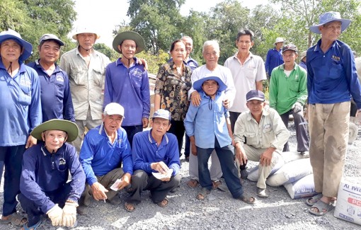 Những người phụ nữ “mê” tham gia bắc cầu nông thôn