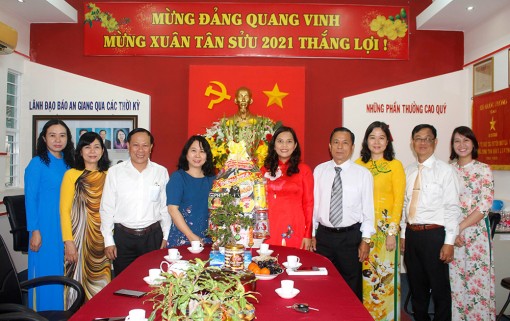 Thành ủy Long Xuyên thăm, chúc Tết Báo An Giang ngày mùng 1 Tết