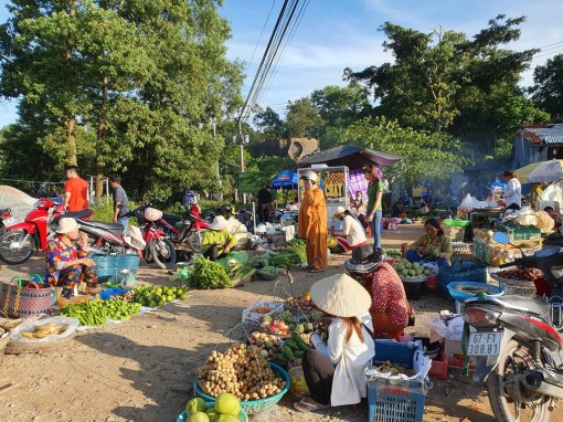 “Chợ mây” trên núi Cấm