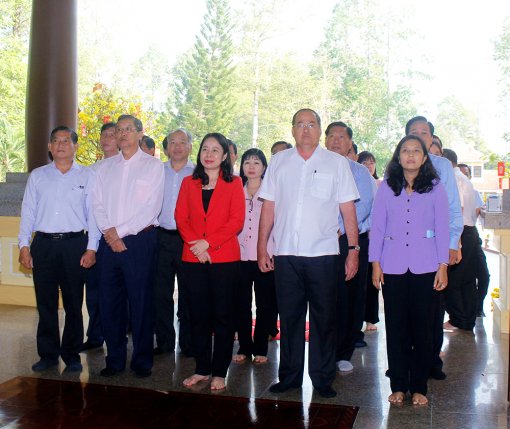 Thường trực Tỉnh ủy An Giang thăm và dâng hương đền thờ Chủ tịch Tôn Đức Thắng
