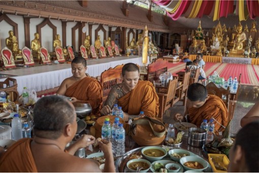 Ngôi chùa khách đến thăm dâng toàn tượng gà, chất đống thành nghĩa địa