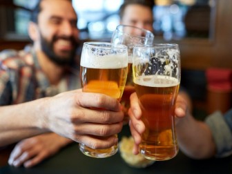 Vì sao rượu bia được xem là "kẻ thù" của lá gan?