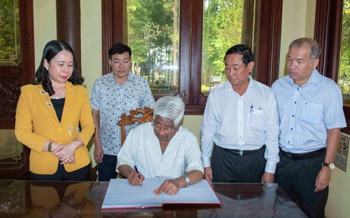 Đồng chí Phạm Thế Duyệt dâng hoa, dâng hương tưởng niệm Chủ tịch Tôn Đức Thắng
