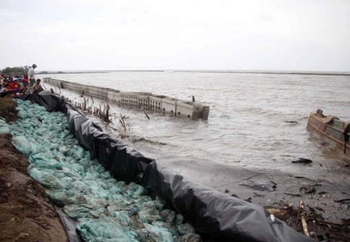 Kiên Giang khẩn cấp xử lý sạt lở đê biển Tây