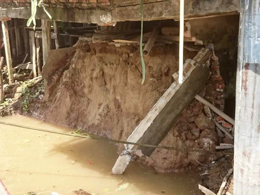Sạt lở ở xã Long Điền B, 1 căn nhà sụp  xuống rạch Ông Chưởng