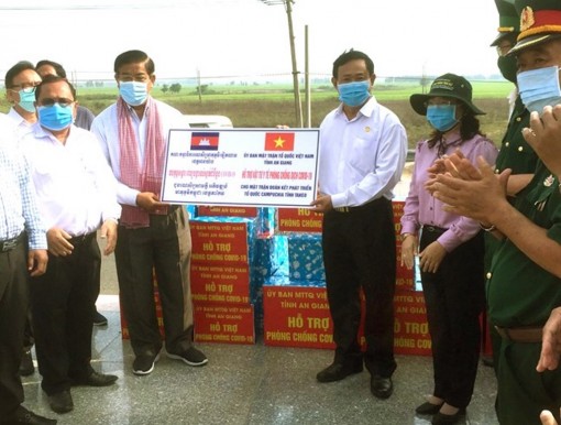 An Giang hỗ trợ 10.000 khẩu trang y tế, 20 chai dung dịch sát khuẩn tay cho bà con nghèo người dân tộc thiểu số Khmer gốc Việt ở Campuchia