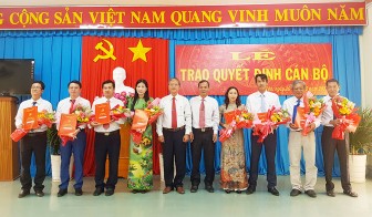 Ban Thường vụ Huyện ủy Tri Tôn trao quyết định công tác cán bộ