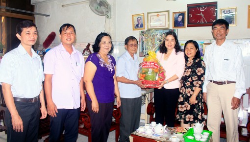 Thăm, tặng quà nguyên lãnh đạo ngành y tế TP. Long Xuyên nhân ngày Thầy thuốc Việt Nam