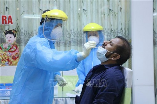 Ngày Thầy thuốc Việt Nam 27-2: 'Lá chắn' nơi tuyến đầu chống dịch