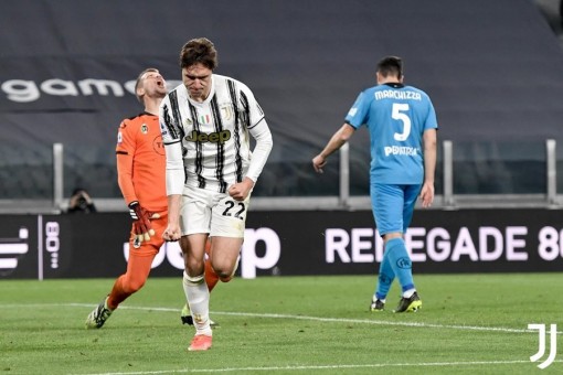 Ronaldo lập công ở trận đặc biệt, Juventus bám đuổi thành Milan