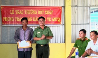Khen thưởng 2 cá nhân tham gia bắt cướp ở Phú Tân