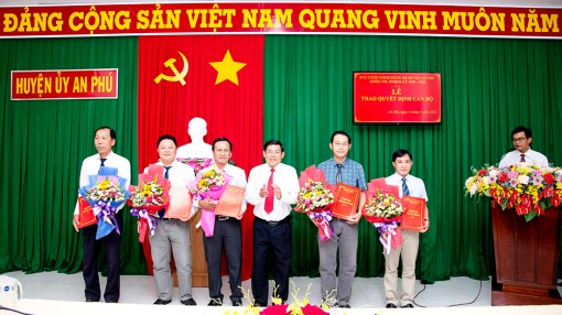 Ban Thường vụ Huyện ủy An Phú trao quyết định công tác cán bộ