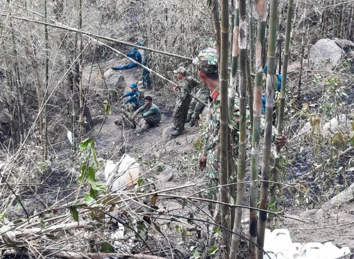 An Giang: Cán bộ, chiến sĩ Trung đoàn 892 giúp dân chữa cháy rừng