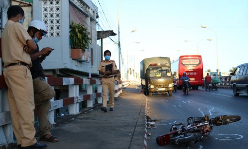 Tiền Giang: Truy tìm tài xế gây tai nạn trên cầu Nguyễn Trãi