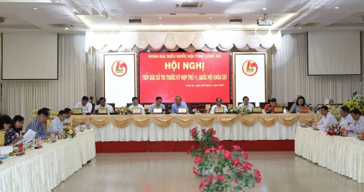 Phó Thủ tướng Thường trực Trương Hòa Bình tiếp xúc cử tri Long An