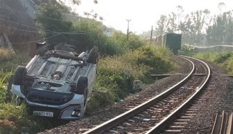 Ô tô vượt gác chắn tàu hỏa, 3 người trong gia đình thương vong