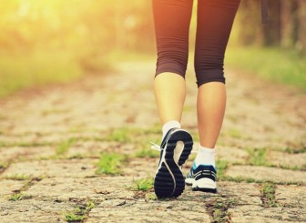 5 lý do khiến bạn bị đau lưng khi đi bộ