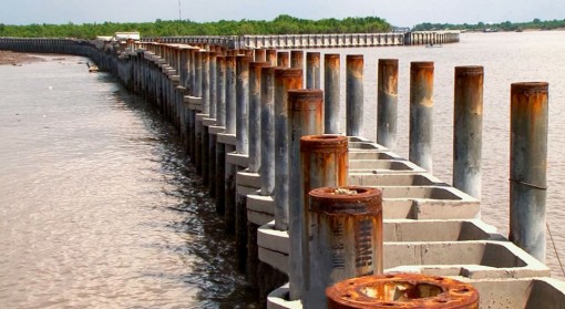Cà Mau: Chống sạt lở đê biển Ðông