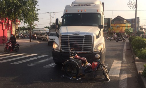 Tiền Giang: Va chạm xe container, 2 người bị thương nặng