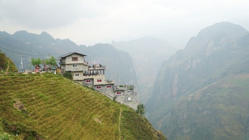 Du khách vẫn nhộn nhịp check - in ở Panorama Mã Pì Lèng Hà Giang