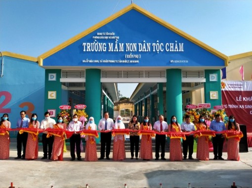 Đồng bào dân tộc thiểu số Chăm vui mừng khi có trường mầm non