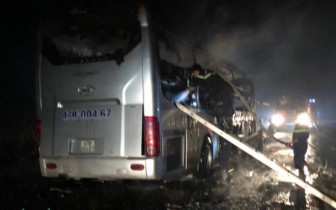 Cháy xe khách, 11 người thoát nạn