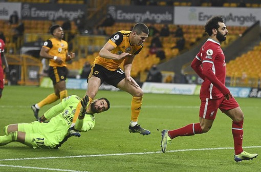 Thủ môn chấn thương kinh hoàng, Wolverhampton bại trận trước Liverpool