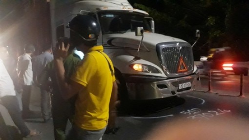 Xe đầu kéo va chạm xe máy, một người tử vong tại chỗ