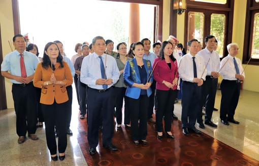 Chủ tịch Quốc hội Nguyễn Thị Kim Ngân đến dâng hương Chủ tịch Tôn Đức Thắng