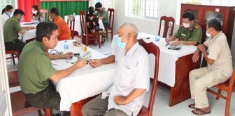 Khám bệnh, cấp thuốc miễn phí cho 200 hộ nghèo huyện Thoại Sơn