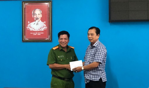 Trao thưởng cán bộ, chiến sĩ Công an huyện Chợ Mới