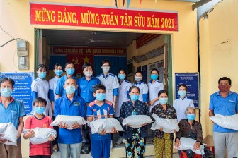 Đoàn Trường Cao đẳng Y tế An Giang tặng quà người dân khó khăn 2  huyện Chợ Mới và Châu Phú