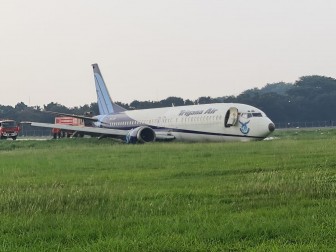 Máy bay Boeing 737 của Indonesia trượt khỏi đường băng, lao xuống đồng cỏ
