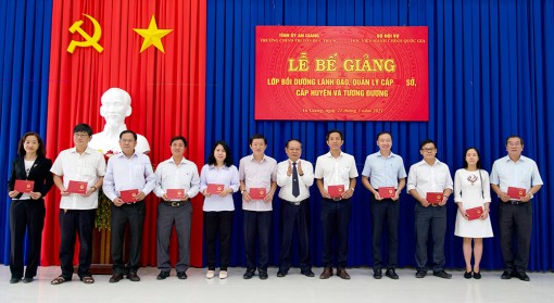 An Giang bế giảng lớp bồi dưỡng lãnh đạo, quản lý cấp sở, cấp huyện và tương đương