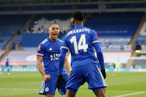 Thổi bay MU, Leicester vào bán kết FA Cup