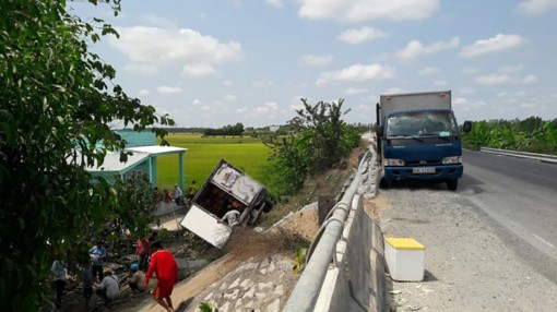 Tuyến Quản lộ Phụng Hiệp: Hai xe tải va chạm trên cầu, lao xuống trước nhà dân
