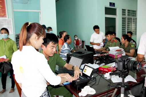 Chợ Mới tập trung lực lượng cấp căn cước công dân gắn chip điện tử