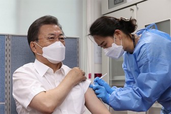 Tổng thống Hàn Quốc, lãnh đạo Litva tiêm vaccine của AstraZeneca