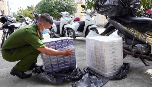Phát hiện công an, chạy thoát thân để lại 3 môtô và 3.750 bao thuốc lá ngoại