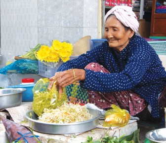 Cụ già 80 tuổi bán rau mỗi ngày kiếm tiền tặng người nghèo