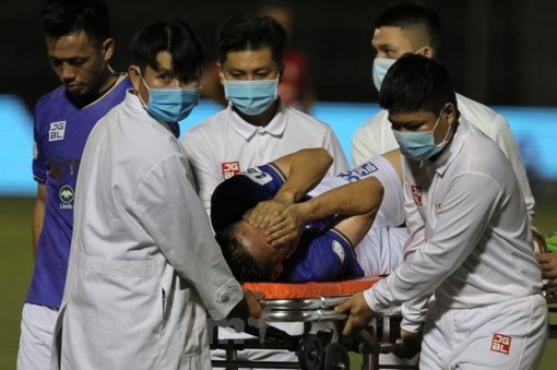 Hùng Dũng nghỉ thi đấu 1 năm do gãy chân sau va chạm kinh hoàng