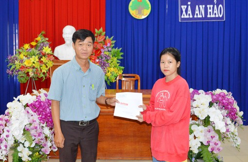 Trao tiền hỗ trợ em Nguyễn Thị Hồng Trâm