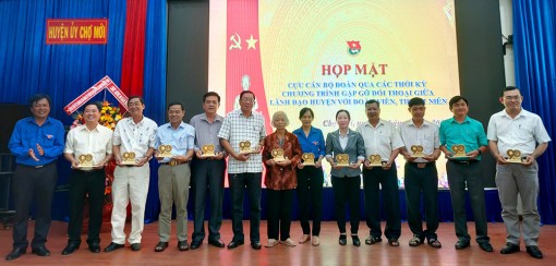 Chợ Mới họp mặt cựu cán bộ đoàn qua các thời kỳ và trao giải Cuộc thi ảnh "Khoảnh khắc màu xanh”