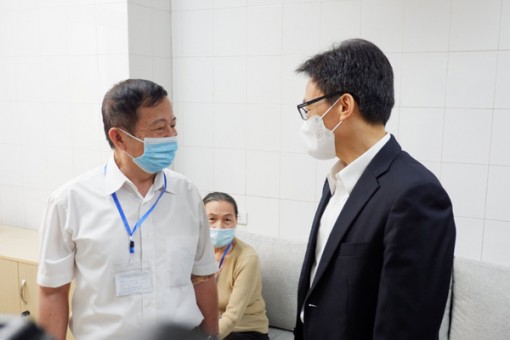 Phó Thủ tướng Vũ Đức Đam tiêm thử nghiệm vắc xin Covid-19 của Việt Nam