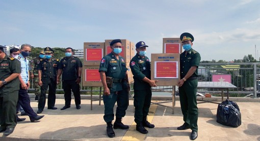 An Giang trao tặng 50.000 khẩu trang y tế cho lực lượng vũ trang Campuchia để phòng, chống dịch COVID-19