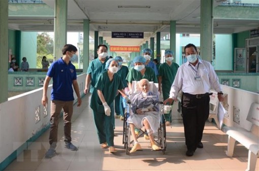Chuyển bệnh nhân COVID-19 nặng nhất về Bệnh viện Chợ Rẫy