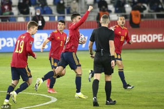Tây Ban Nha thắng trận đầu tay nhờ siêu phẩm ở phút cuối